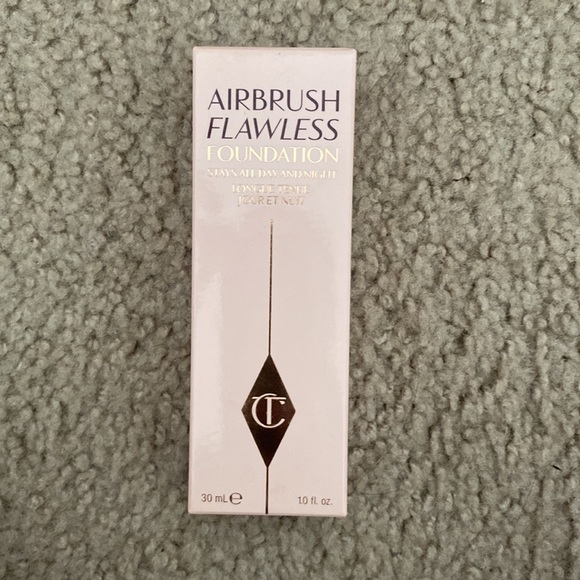 Charlotte Tilbury 5.5 Neutral - Picture 2 of 3